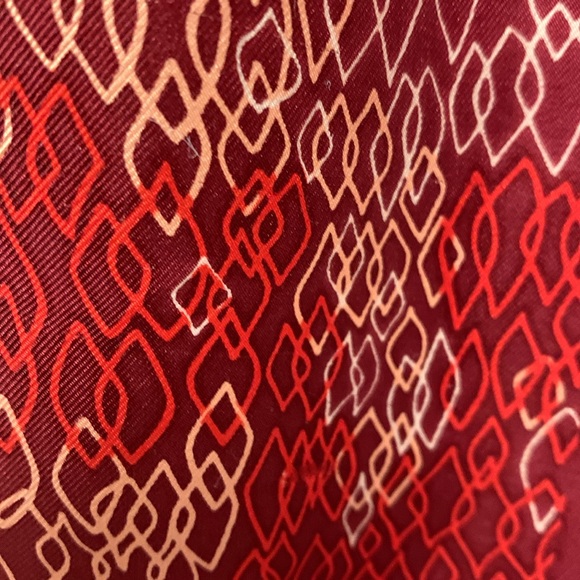 VTG Sally Gee Elegant Oblong Scarf in Red Color Scheme. Abstract chain design - Picture 10 of 12